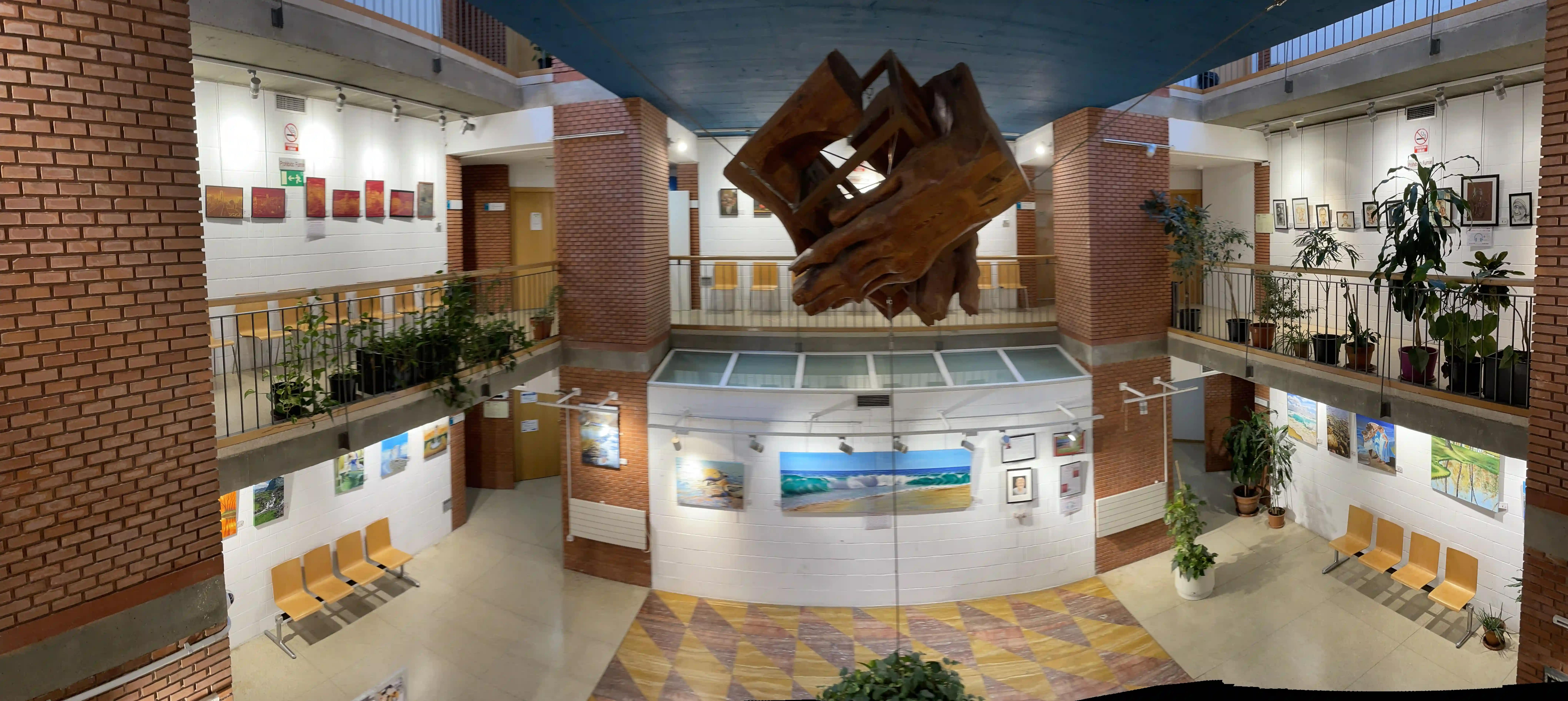 “Panorámica del hall del Centro Cultural Teresa de Calcuta mostrando las dos plantas con las obras de la exposición ‘Las Huellas del Arte: Legado y Renovación’ de Jesús María Casado.”